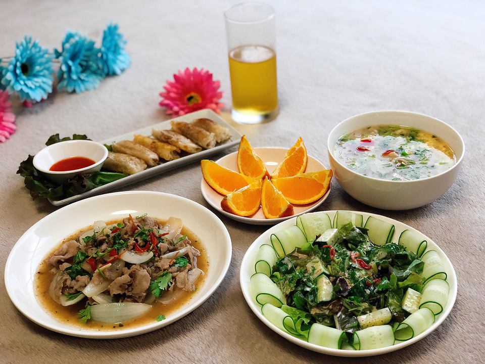 nau com 1 minh nhu nha 5 nguoi, 9x duoc dan mang khen "ai lay duoc vo nay tot qua" - 17