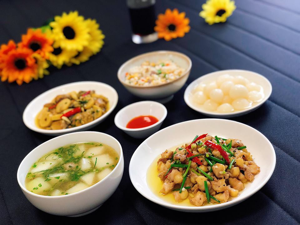 nau com 1 minh nhu nha 5 nguoi, 9x duoc dan mang khen "ai lay duoc vo nay tot qua" - 18