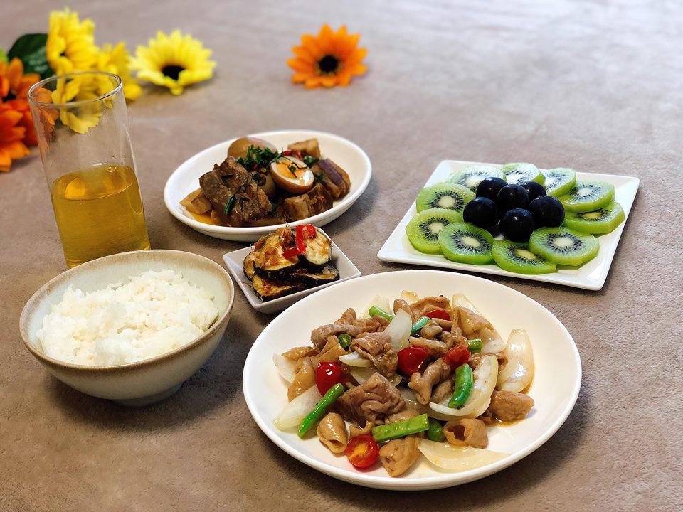 nau com 1 minh nhu nha 5 nguoi, 9x duoc dan mang khen "ai lay duoc vo nay tot qua" - 19