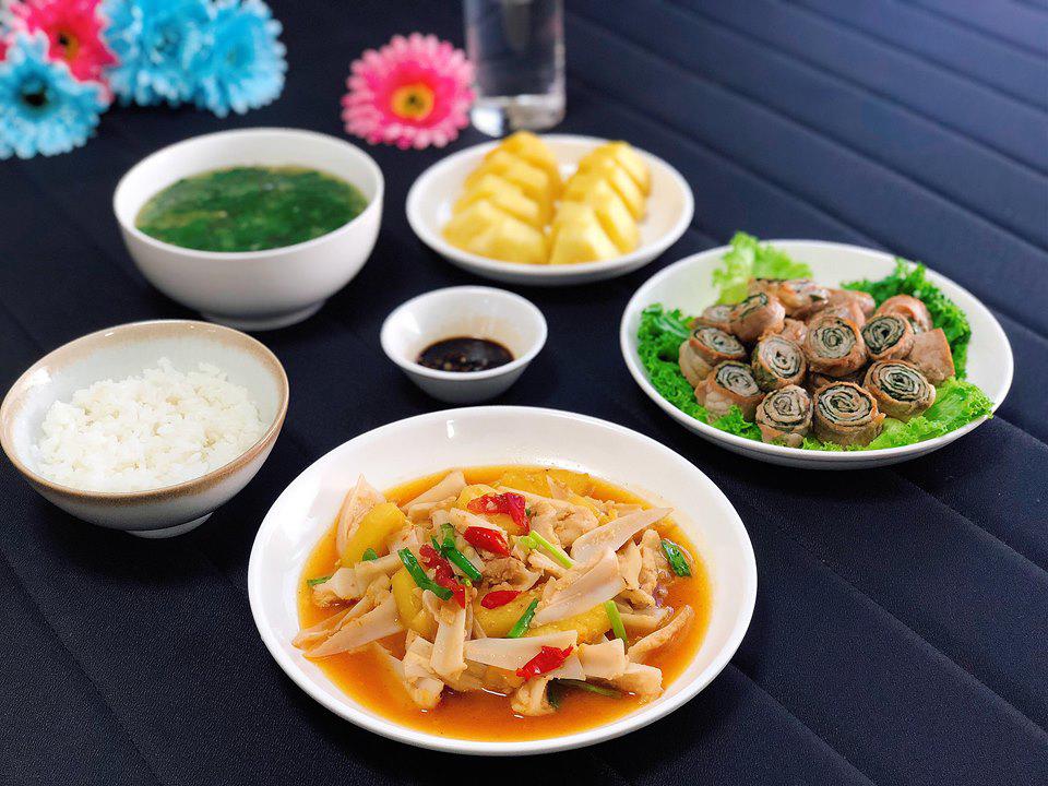 nau com 1 minh nhu nha 5 nguoi, 9x duoc dan mang khen "ai lay duoc vo nay tot qua" - 20