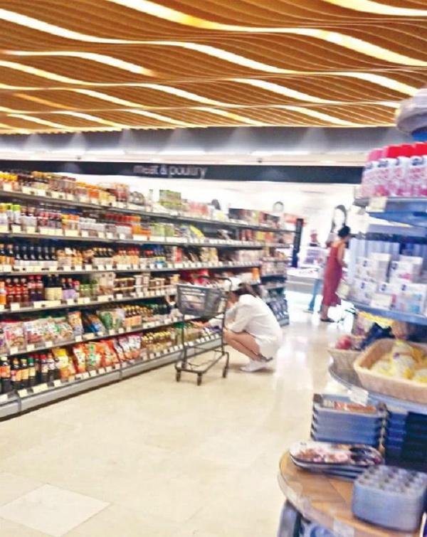 ngoi sao 24/7: co bau 5 thang, nguoi dep hoa hau bi cu dan mang mang vi khong chiu kieng - 2