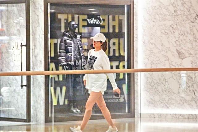 ngoi sao 24/7: co bau 5 thang, nguoi dep hoa hau bi cu dan mang mang vi khong chiu kieng - 1