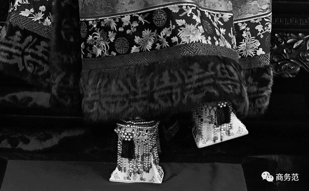 bà thường đeo 2