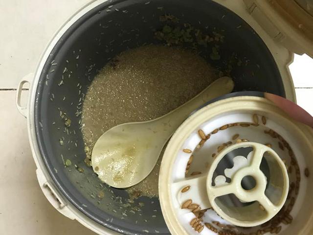 Qua nhà người yêu nấu cơm, khi mở nắp nồi chàng trai bỗng lạnh dọc sống lưng