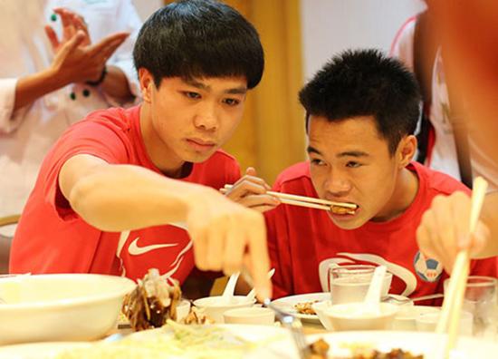 cac cau thu u23 an gi de nhanh chong hoi phuc sau chan thuong - 1