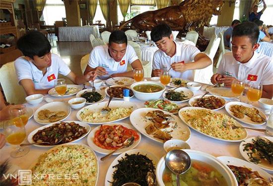 cac cau thu u23 an gi de nhanh chong hoi phuc sau chan thuong - 2