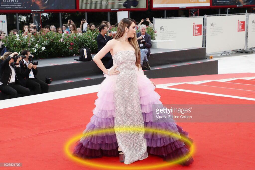 Hết Cannes, Lý Nhã Kỳ lại càn quét thảm đỏ Venice với váy tím mộng mơ và giày siêu cao - 3