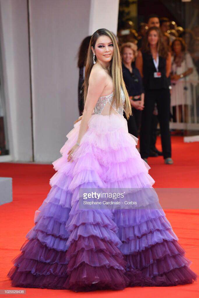 Hết Cannes, Lý Nhã Kỳ lại càn quét thảm đỏ Venice với váy tím mộng mơ và giày siêu cao - 1