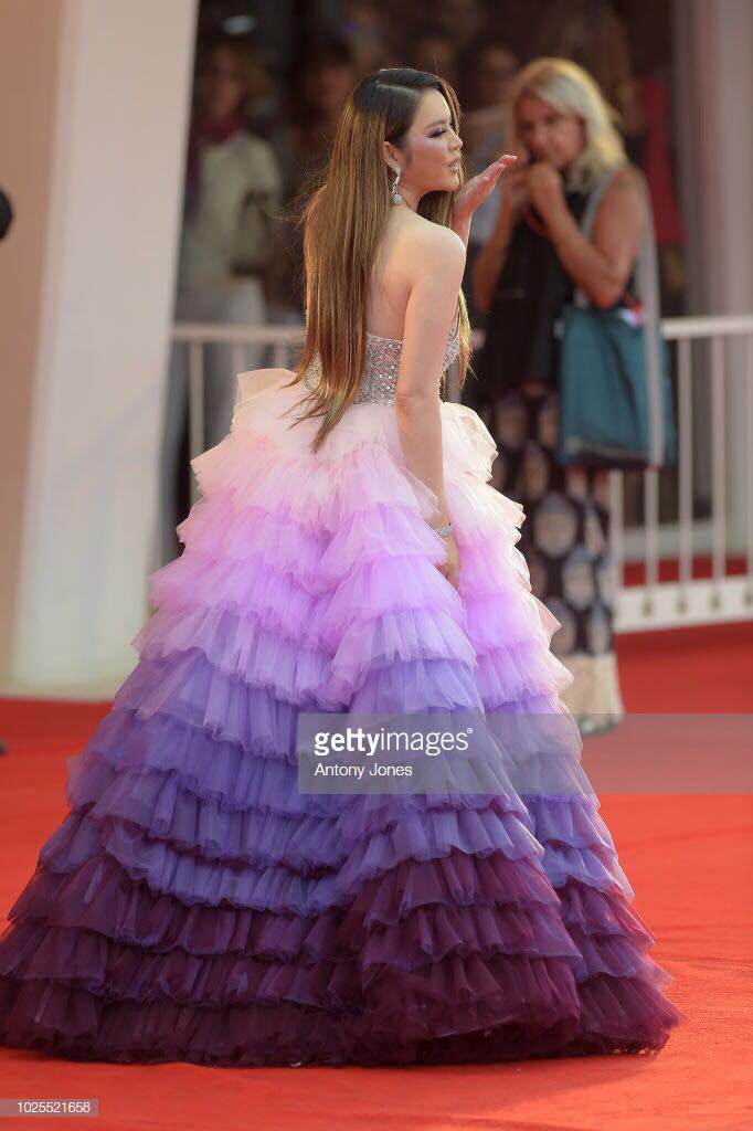 Hết Cannes, Lý Nhã Kỳ lại càn quét thảm đỏ Venice với váy tím mộng mơ và giày siêu cao - 2