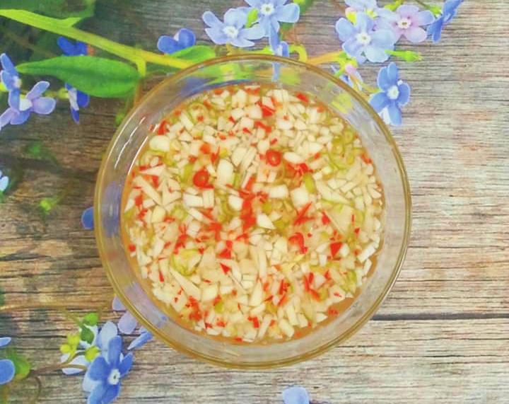 Không cần tỉ lệ, mẹ đảm Nam Định vẫn pha nước chấm tỏi ớt “trăm phát trăm nổi” - 2