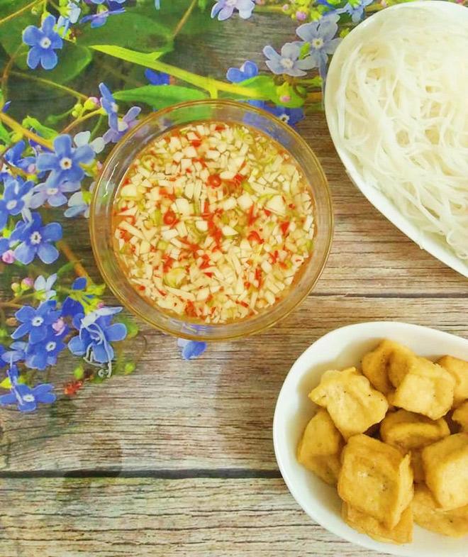 Không cần tỉ lệ, mẹ đảm Nam Định vẫn pha nước chấm tỏi ớt “trăm phát trăm nổi” - 1