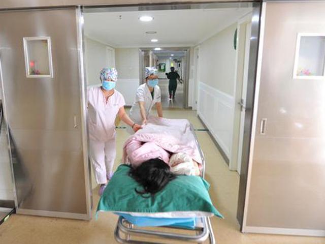 Chuyển dạ mãi không đẻ, bác sĩ hốt hoảng khi thấy cảnh tượng trong bụng sản phụ