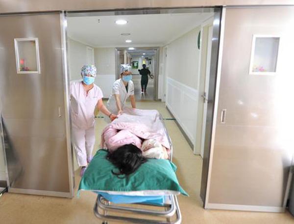 Chuyển dạ mãi không đẻ, bác sĩ hốt hoảng khi thấy cảnh tượng trong bụng sản phụ - 1