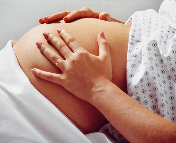 Chuyển dạ mãi không đẻ, bác sĩ hốt hoảng khi thấy cảnh tượng trong bụng sản phụ - 2