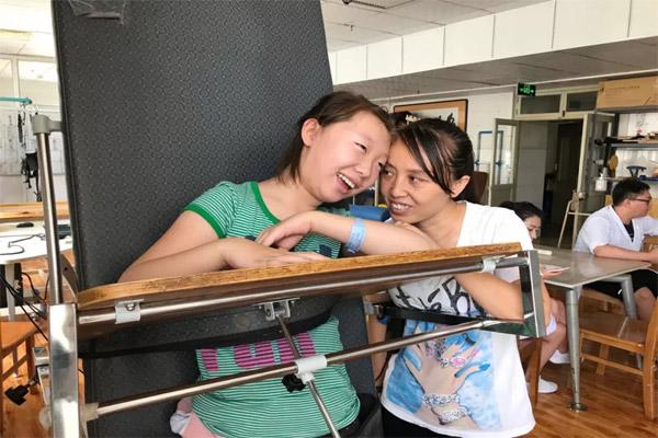 12 năm mẹ cùng con gái bại não đồng hành mọi nẻo đường và cái kết đầy bất ngờ - 2