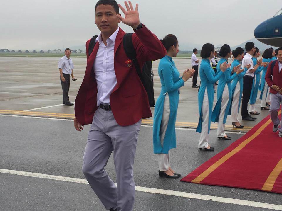 Những hình ảnh chuẩn soái ca của cầu thủ U23 tại sân bay Nội Bài - 10