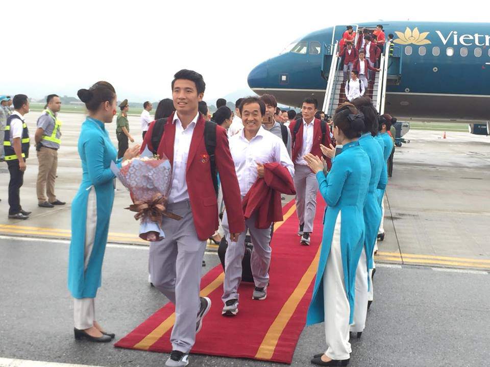 Những hình ảnh chuẩn soái ca của cầu thủ U23 tại sân bay Nội Bài - 12