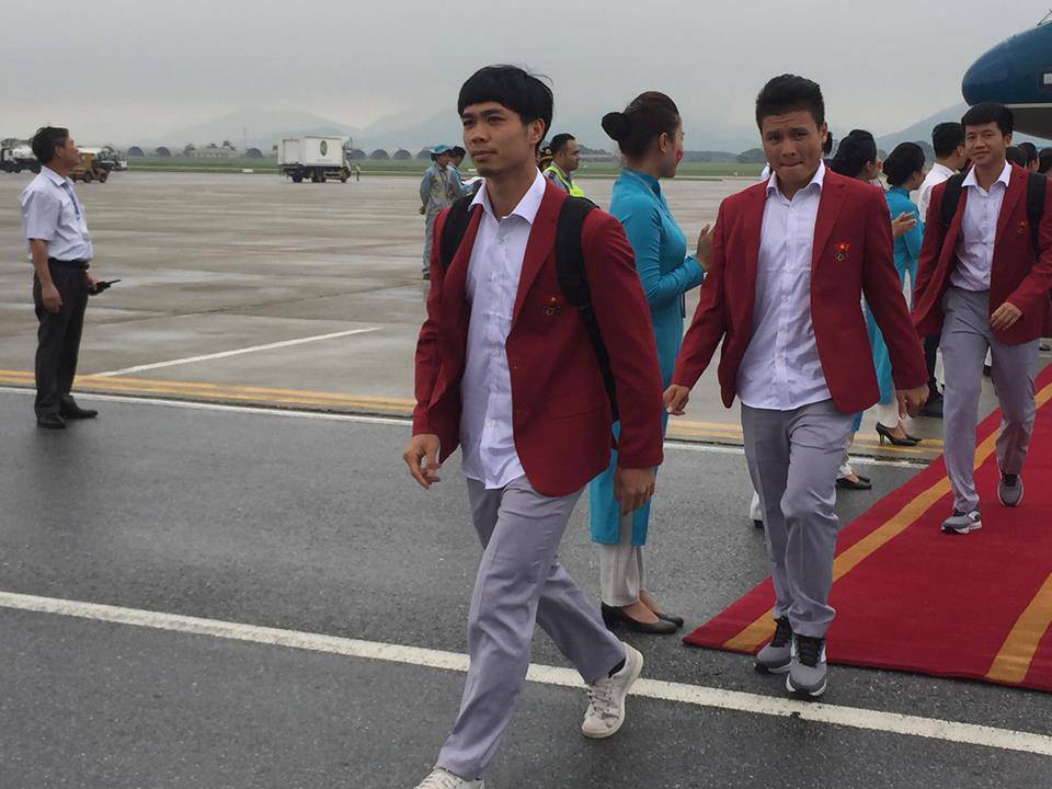 Những hình ảnh chuẩn soái ca của cầu thủ U23 tại sân bay Nội Bài - 13