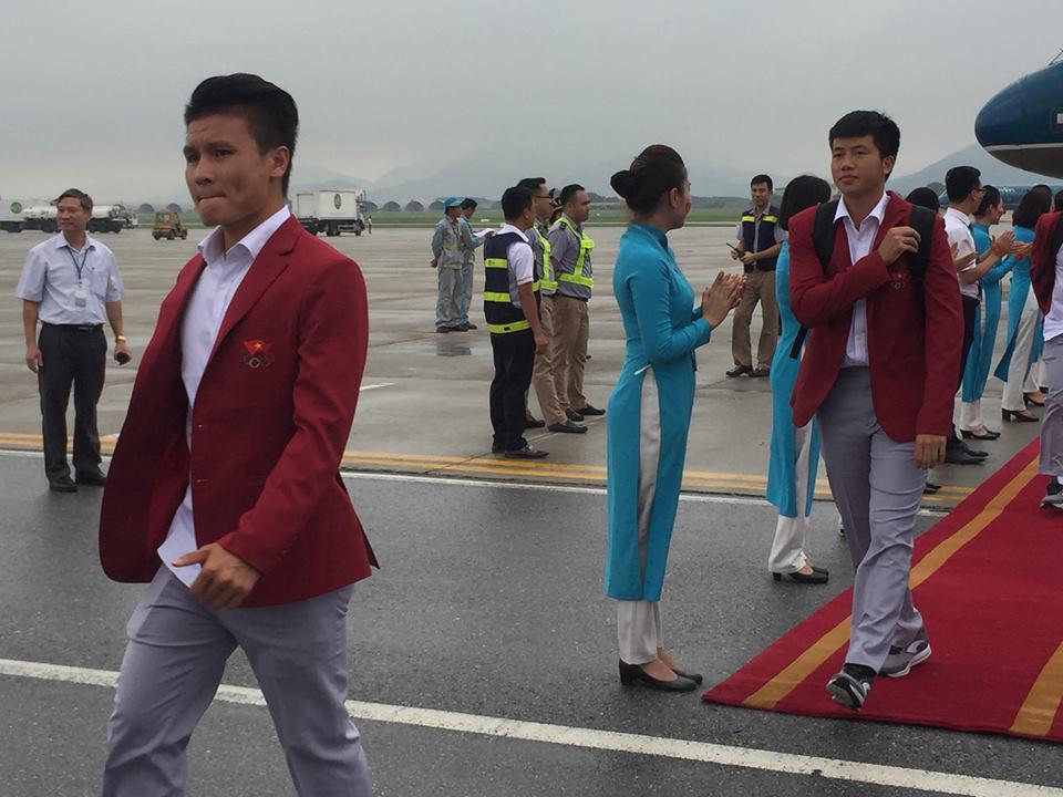 Những hình ảnh chuẩn soái ca của cầu thủ U23 tại sân bay Nội Bài - 14