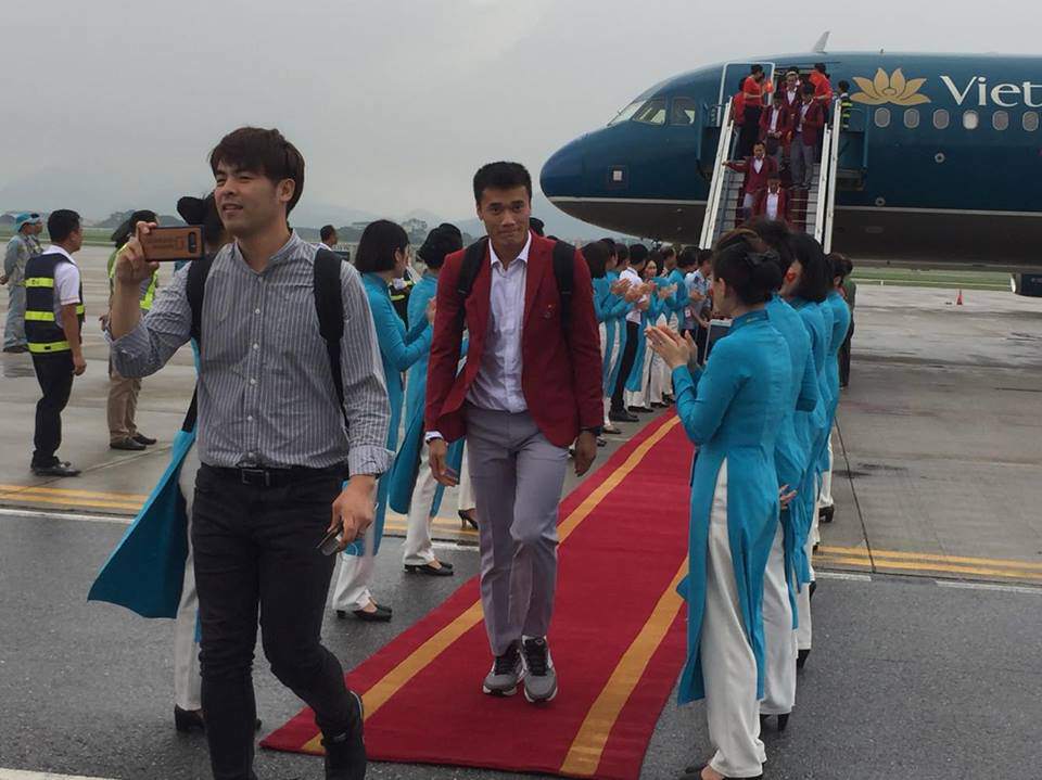 Những hình ảnh chuẩn soái ca của cầu thủ U23 tại sân bay Nội Bài - 15