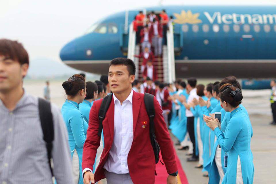 Những hình ảnh chuẩn soái ca của cầu thủ U23 tại sân bay Nội Bài - 16