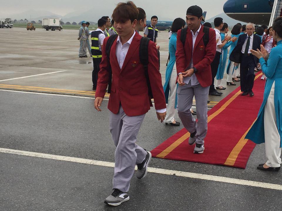 Những hình ảnh chuẩn soái ca của cầu thủ U23 tại sân bay Nội Bài - 17