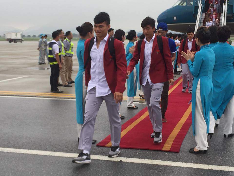 Những hình ảnh chuẩn soái ca của cầu thủ U23 tại sân bay Nội Bài - 18