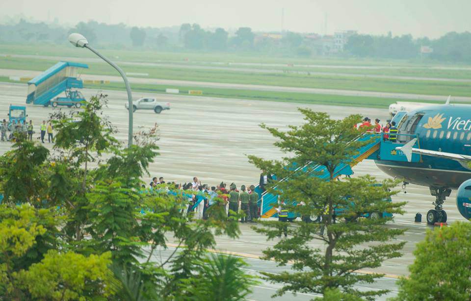 Những hình ảnh chuẩn soái ca của cầu thủ U23 tại sân bay Nội Bài - 2