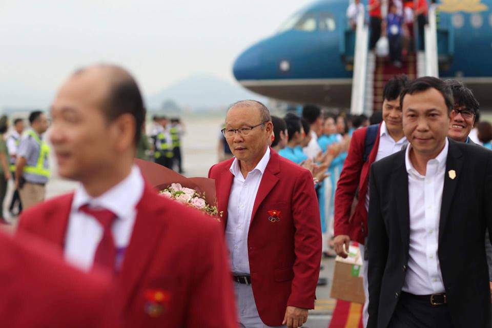 Những hình ảnh chuẩn soái ca của cầu thủ U23 tại sân bay Nội Bài - 4