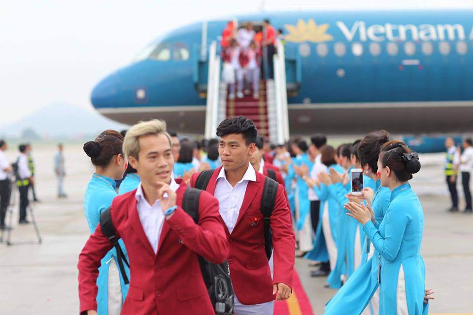 Những hình ảnh chuẩn soái ca của cầu thủ U23 tại sân bay Nội Bài - 6