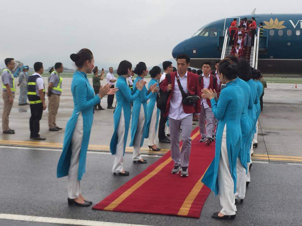 Những hình ảnh chuẩn soái ca của cầu thủ U23 tại sân bay Nội Bài - 7