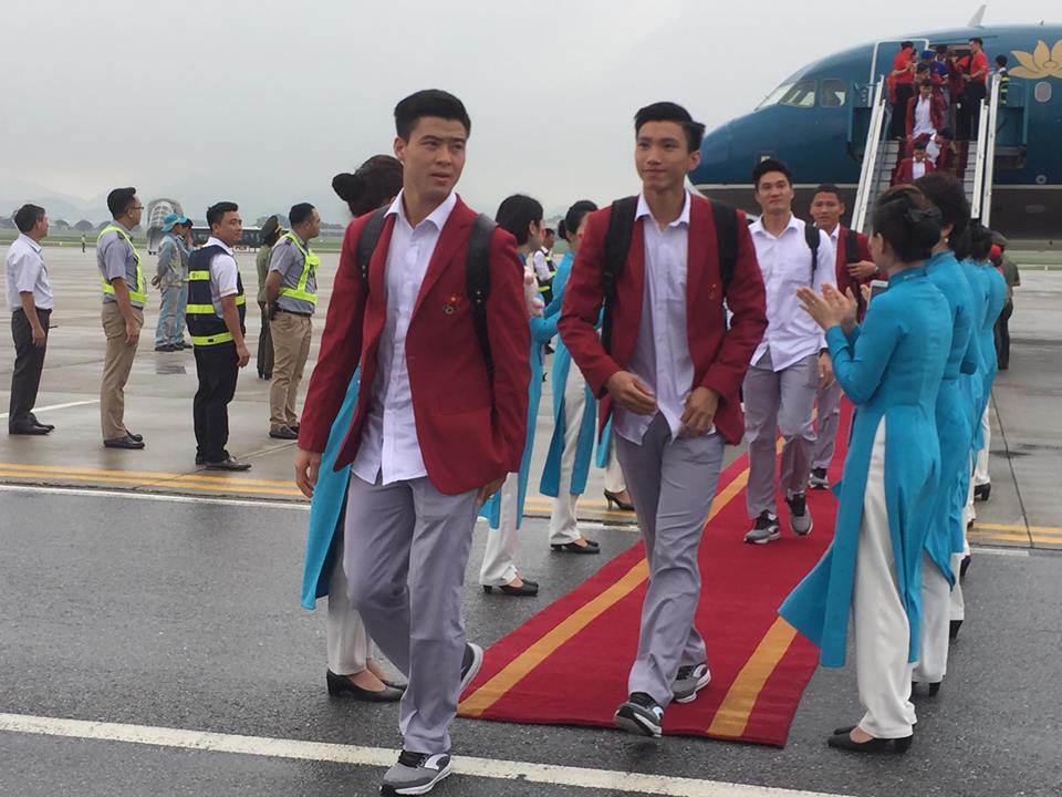 Những hình ảnh chuẩn soái ca của cầu thủ U23 tại sân bay Nội Bài - 8