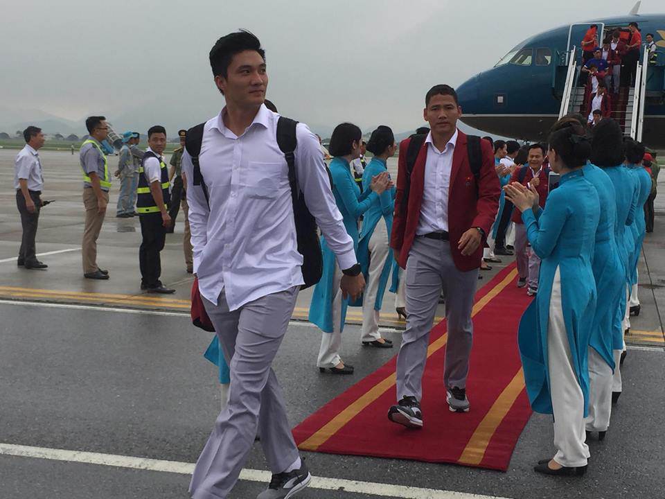 Những hình ảnh chuẩn soái ca của cầu thủ U23 tại sân bay Nội Bài - 9