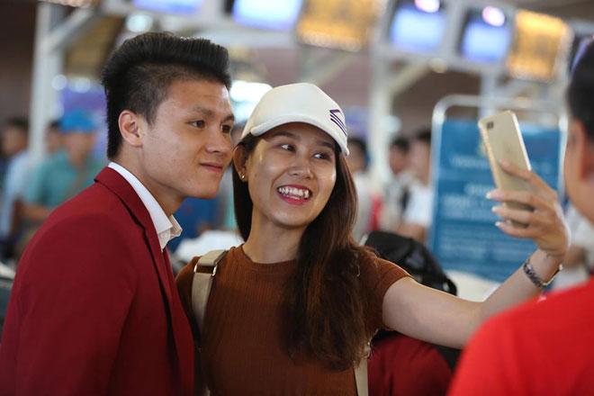 Trực tiếp U23 VN về nước: Thầy trò Park Hang-Seo đến Mỹ Đình, CĐV reo hò gọi tên cầu thủ - 4