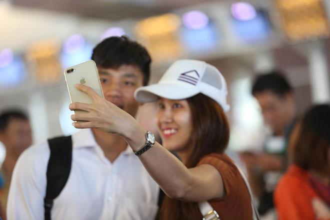 Trực tiếp U23 VN về nước: Thầy trò Park Hang-Seo đến Mỹ Đình, CĐV reo hò gọi tên cầu thủ - 10