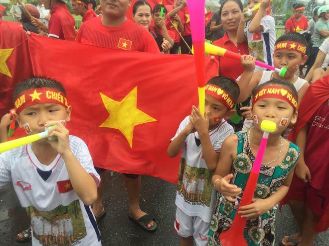 Trực tiếp U23 VN về nước: Thầy trò Park Hang-Seo đến Mỹ Đình, CĐV reo hò gọi tên cầu thủ - 2