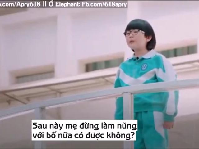 Đứng trước cả trường, cậu bé sụt sịt xin mẹ đừng làm nũng bố nữa