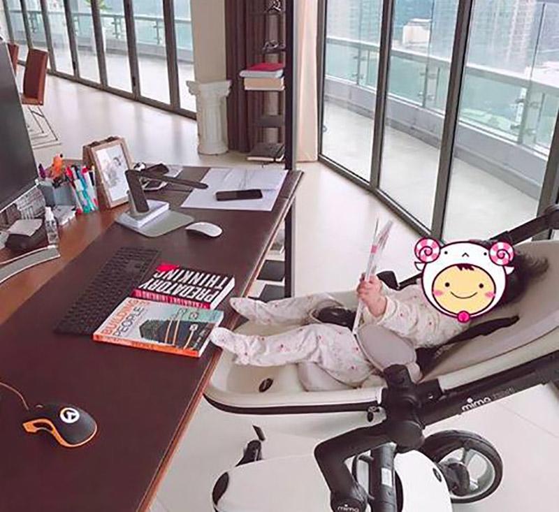 Đặng Thu Thảo amp;#34;gây sốtamp;#34; vì ảnh chồng ôm con bên biển: amp;#34;Hai tình yêu to nhất của mẹ Thảoamp;#34; - 3