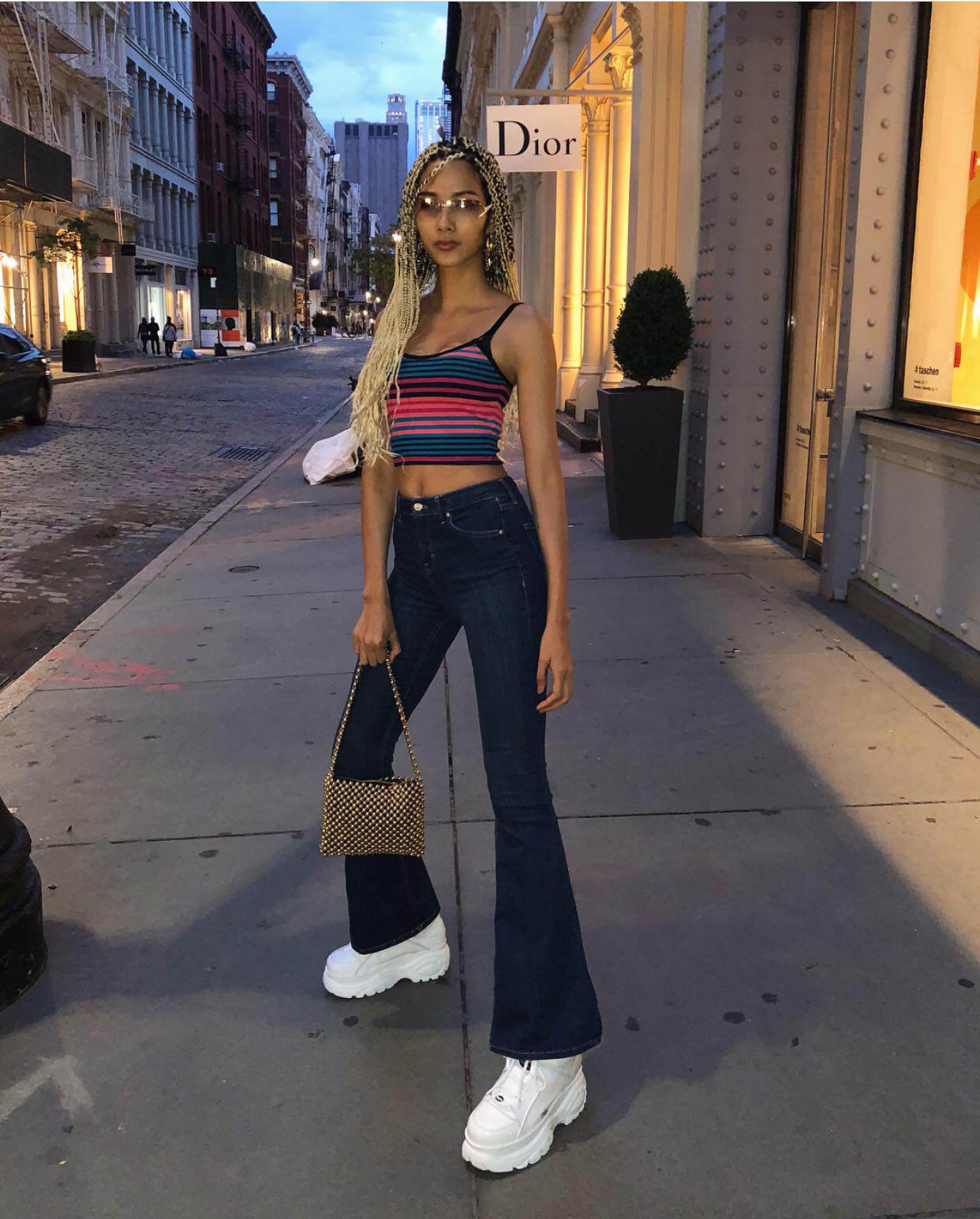 Hoàng Thùy - Mai Ngô: Cùng một kiểu tóc, một màu da nhưng hai số phận - 1