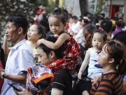 Xem ăn chơi - Ảnh: Công viên Thủ Lệ ken đặc người đi chơi lễ tranh thủ mát trời