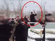 Tin tức - Chú rể "chơi trội" tung tiền hàng triệu trong đám cưới, khách mời tranh nhau nhặt