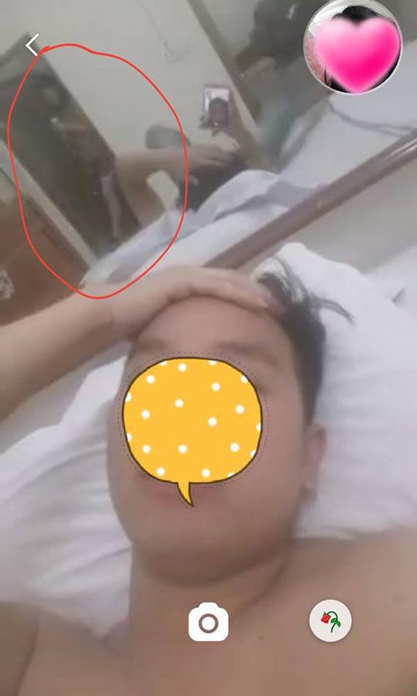 Vợ gọi video cho chồng phát hiện điều không ngờ trong chiếc gương nhà nghỉ - 1