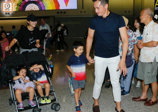 Ngôi sao 24/7: Gia đình Beck-Vic cùng lên tạp chí nhưng thần thái của Harper mới gây chú ý - 8