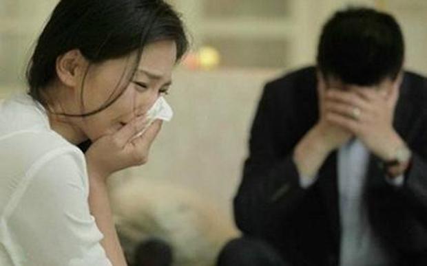 Thấy tấm bưu thiếp trẻ con trong ngăn kéo, vợ phát hiện bí mật chồng giấu bấy lâu nay - 1