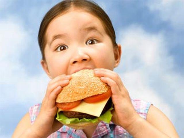 Cậu bé 6 tuổi bị gan nhiễm mỡ, nguyên nhân do các loại đồ ăn hầu hết trẻ đều thích - 3
