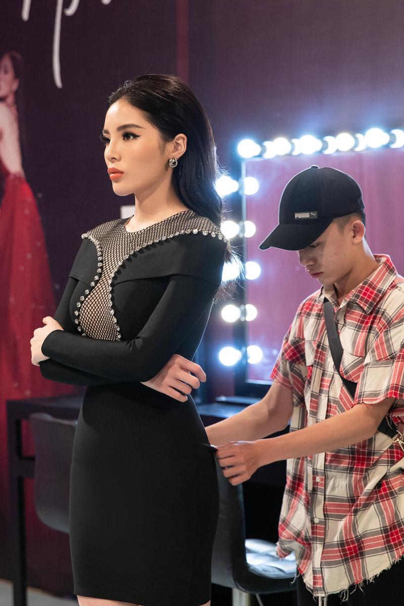 Hoa hậu Kỳ Duyên chi hàng tỷ đồng để mua trang phục ngồi ghế “nóng” Siêu mẫu Việt Nam - 7