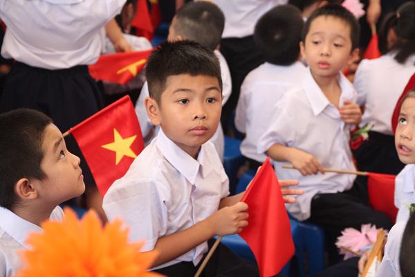 Hai bé bị trao nhầm ở Ba Vì vào lớp 1: Nỗi lòng của người mẹ trong ngày khai giảng - 1