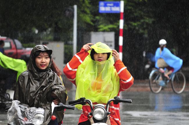 Tin tức 24h: Biểu hiện lạ của người chồng giết vợ rồi ôm con 8 tháng tuổi định tự tử - 2