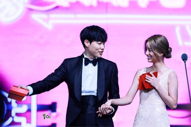 Ngôi sao 24/7: Bất ngờ trước diện mạo amp;#34;trổ giòamp;#34; của con gái Angelina Jolie sau tin muốn chuyển giới - 11