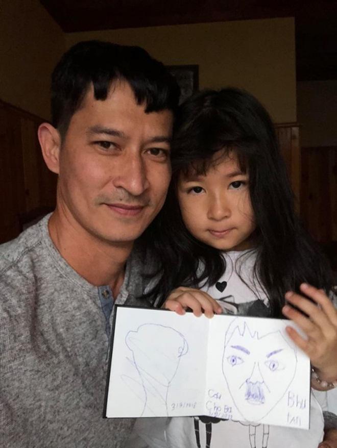 Sao Việt 24h: amp;#34;Cười sặcamp;#34; với bức chân dung con gái lém lỉnh của Huy Khánh vẽ bố - 1